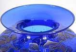 Vaso decorativo de vidro azul com folhas em rel... - Vaso decorativo de vidro azul com folhas em relevo prateado. Assinado R&D.