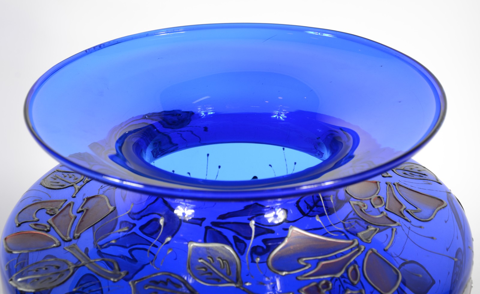 Vaso decorativo de vidro azul com folhas em relevo prateado. Assinado... - foto 3 de 5