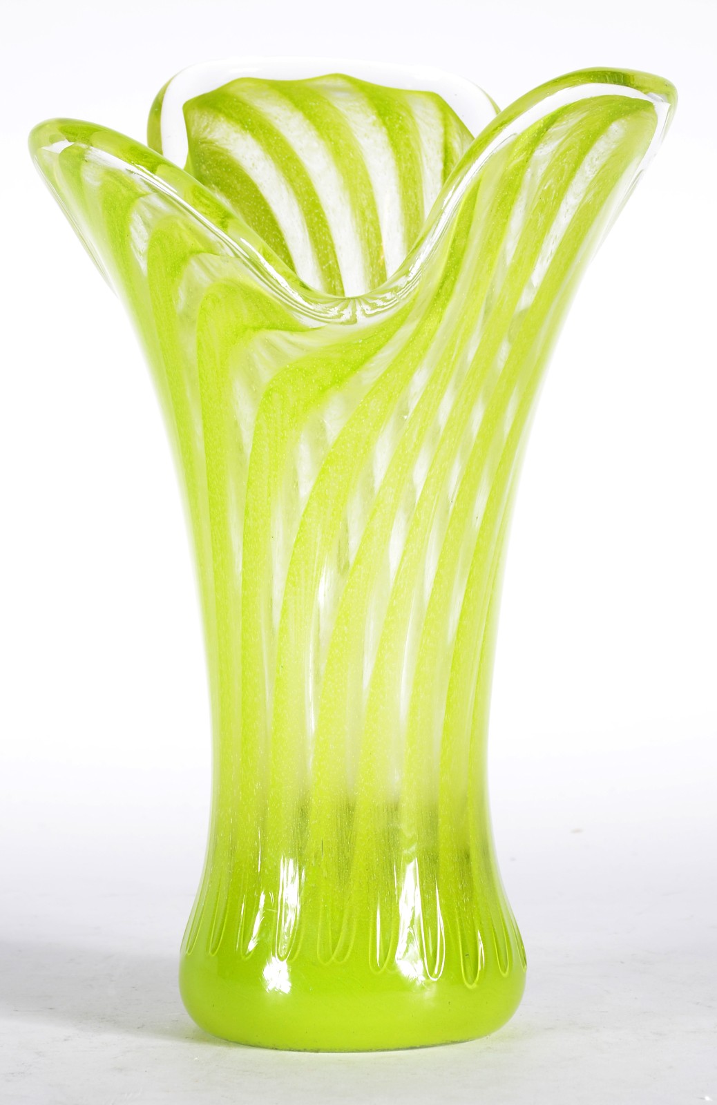 Vaso de vidro decorativo na cor verde. - foto 1 de 4