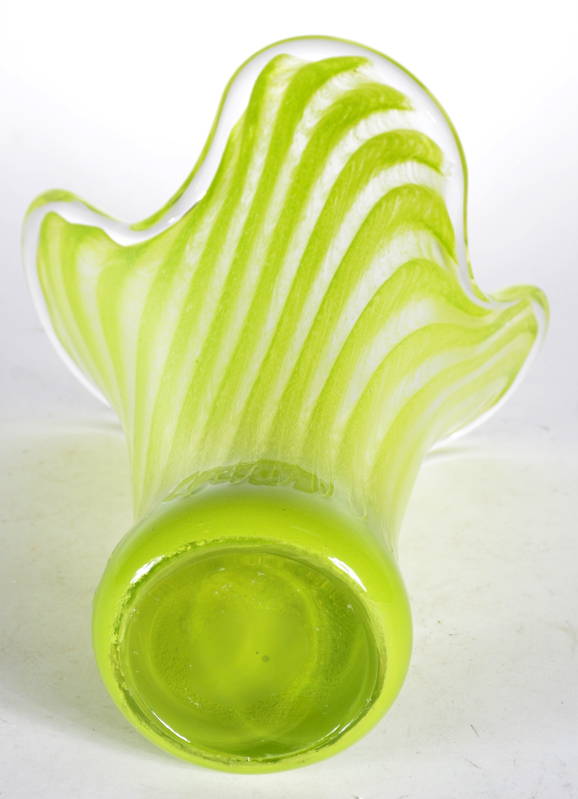Vaso de vidro decorativo na cor verde. - foto 4 de 4
