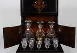Conjunto com tres licoreiras  (alturas 20 cm) e... - Conjunto com tres licoreiras  (alturas 20 cm) e 10 cálices ( 2 quebrados) acondicionados  em rico estojo  de madeira de lacca negra e detalhe de...