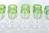 Conjunto com 10 cálices de cristal europeu doub... - Conjunto com 10 cálices de cristal europeu doublé verde facetado para vinho do Porto. Acompanham 4 cálices de modelo ligeiramente diferente. Tot...