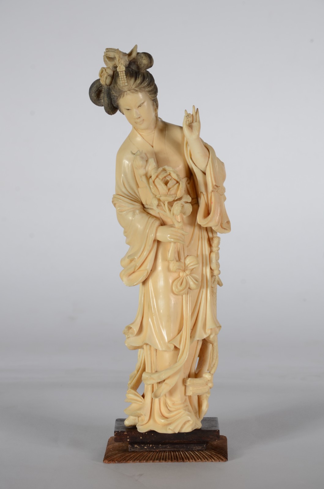 Escultura de marfim representando figura feminina com flores. Base de... - foto 1 de 7