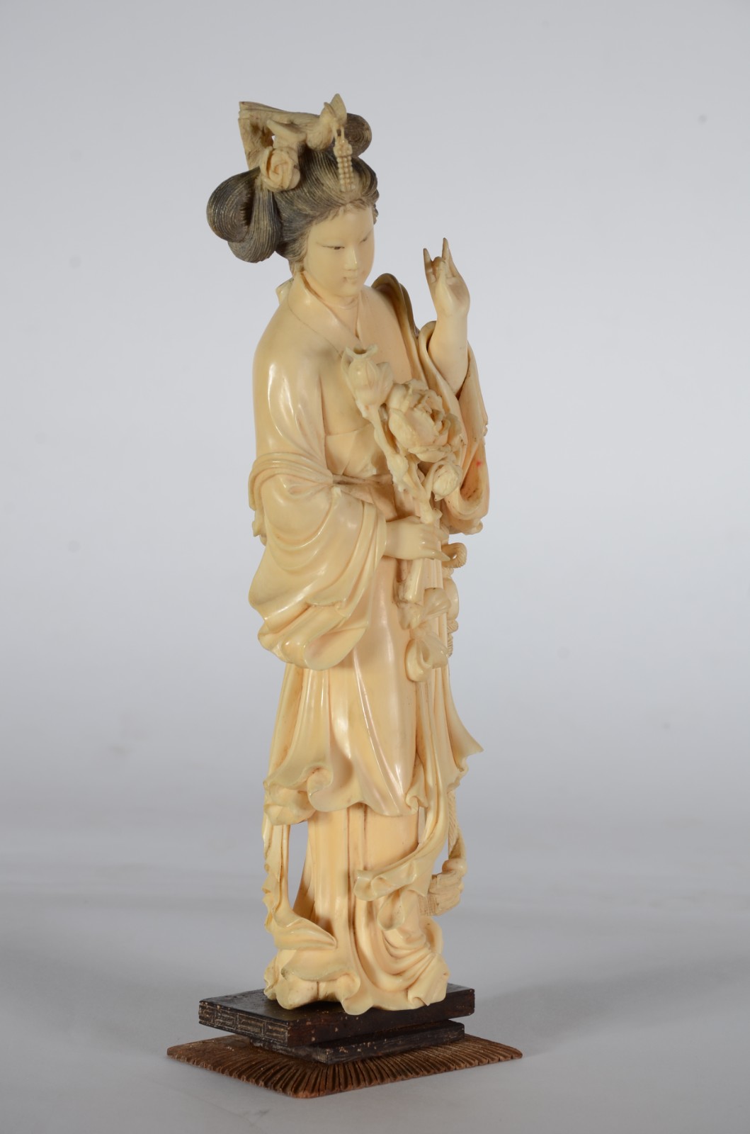 Escultura de marfim representando figura feminina com flores. Base de... - foto 2 de 7