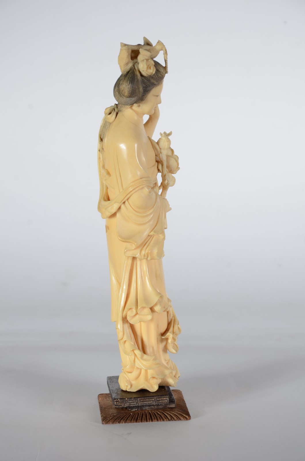 Escultura de marfim representando figura feminina com flores. Base de... - foto 3 de 7