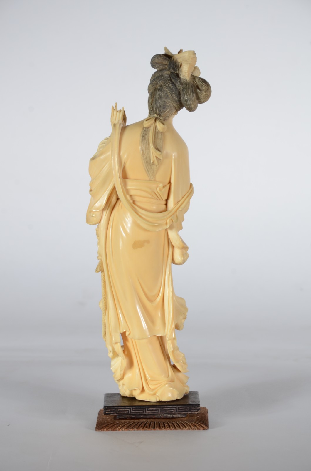 Escultura de marfim representando figura feminina com flores. Base de... - foto 4 de 7