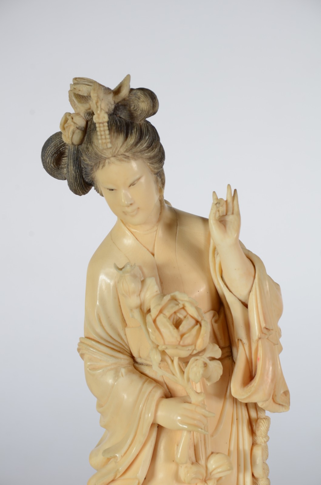 Escultura de marfim representando figura feminina com flores. Base de... - foto 5 de 7