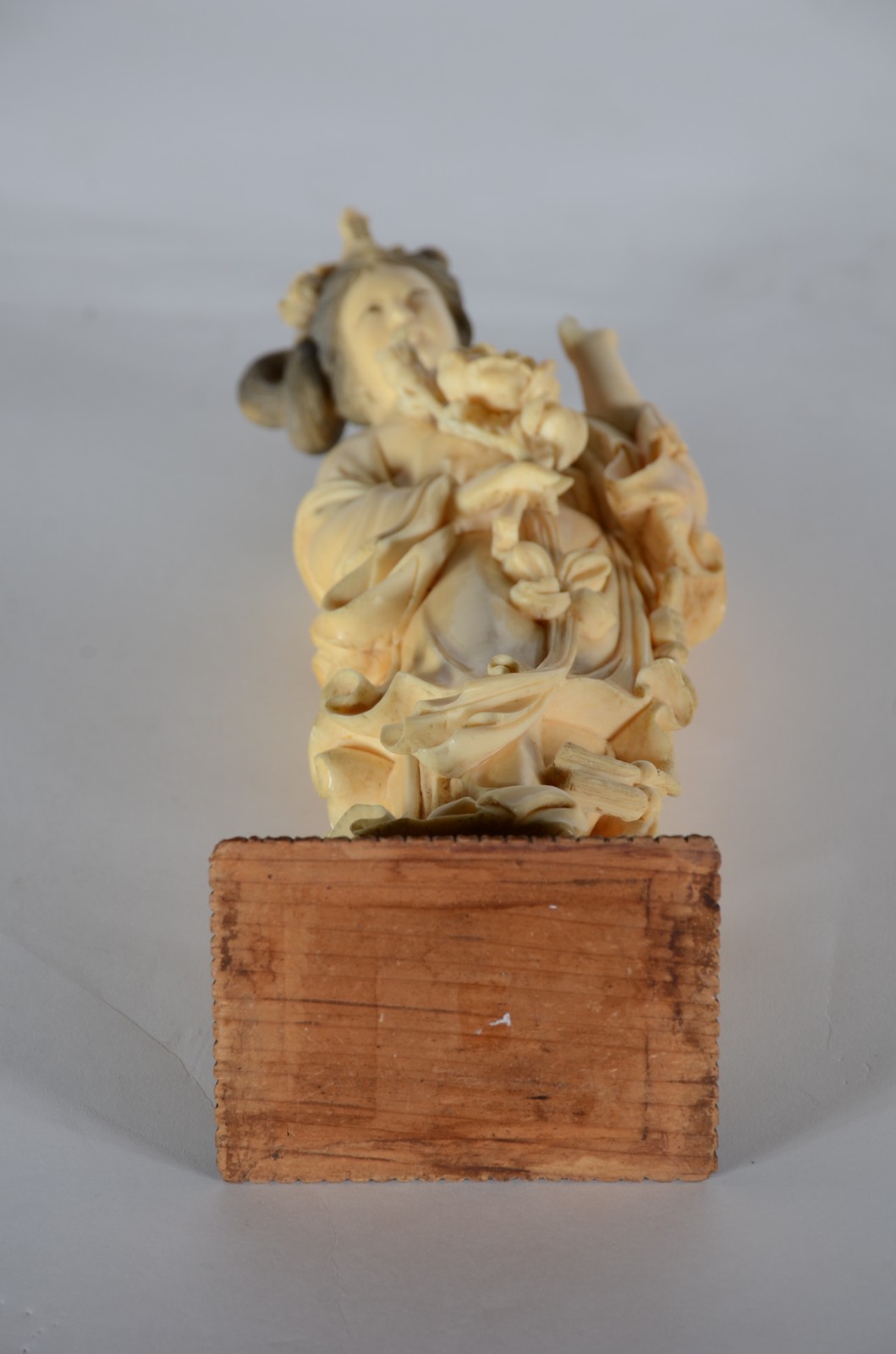 Escultura de marfim representando figura feminina com flores. Base de... - foto 6 de 7