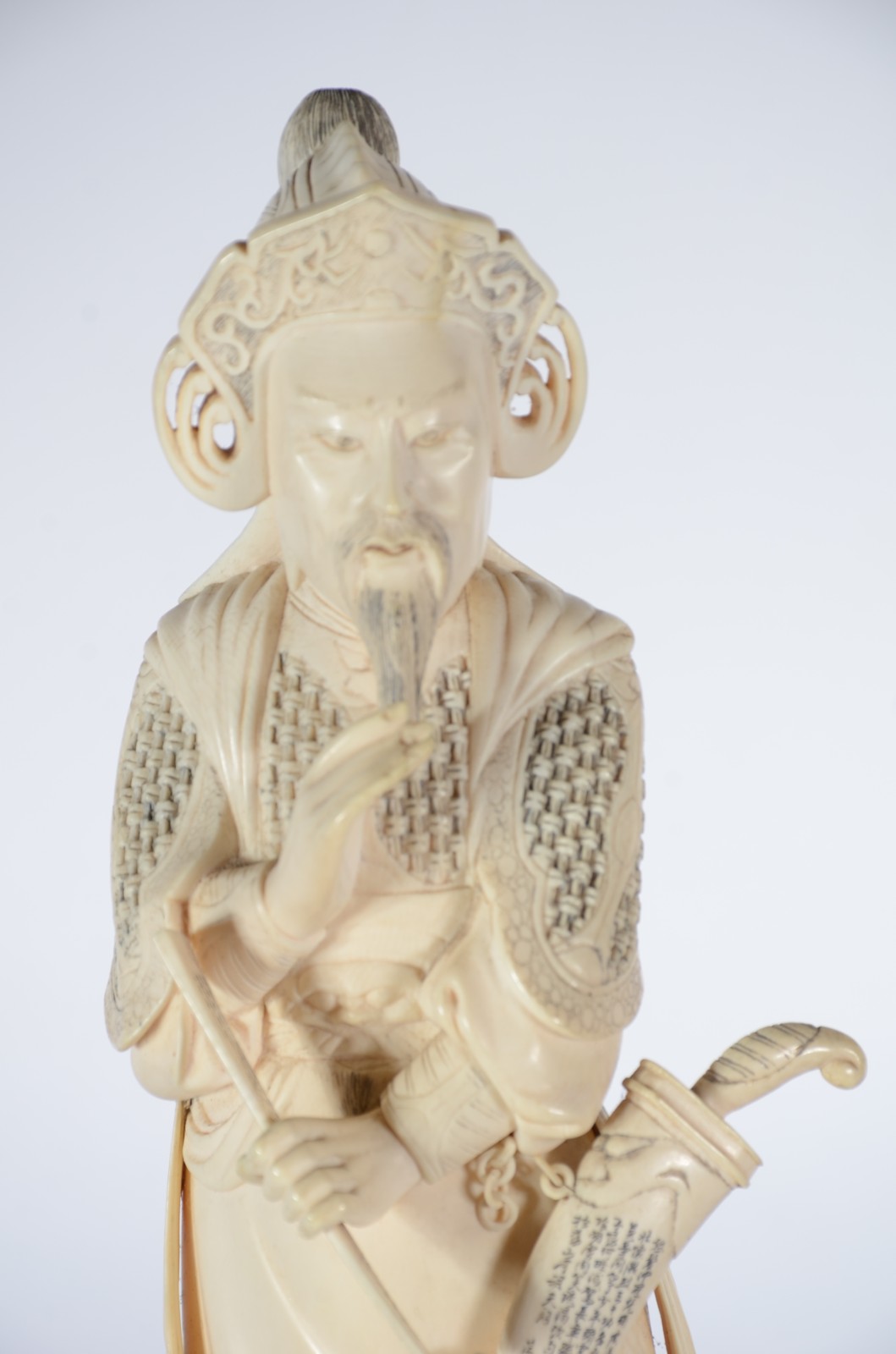 Belíssima estatueta de marfim representando Guerreiro oriental... - foto 5 de 7