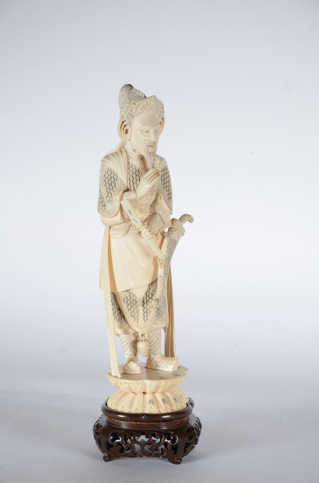 Belíssima estatueta de marfim representando Guerreiro oriental... - foto 6 de 7
