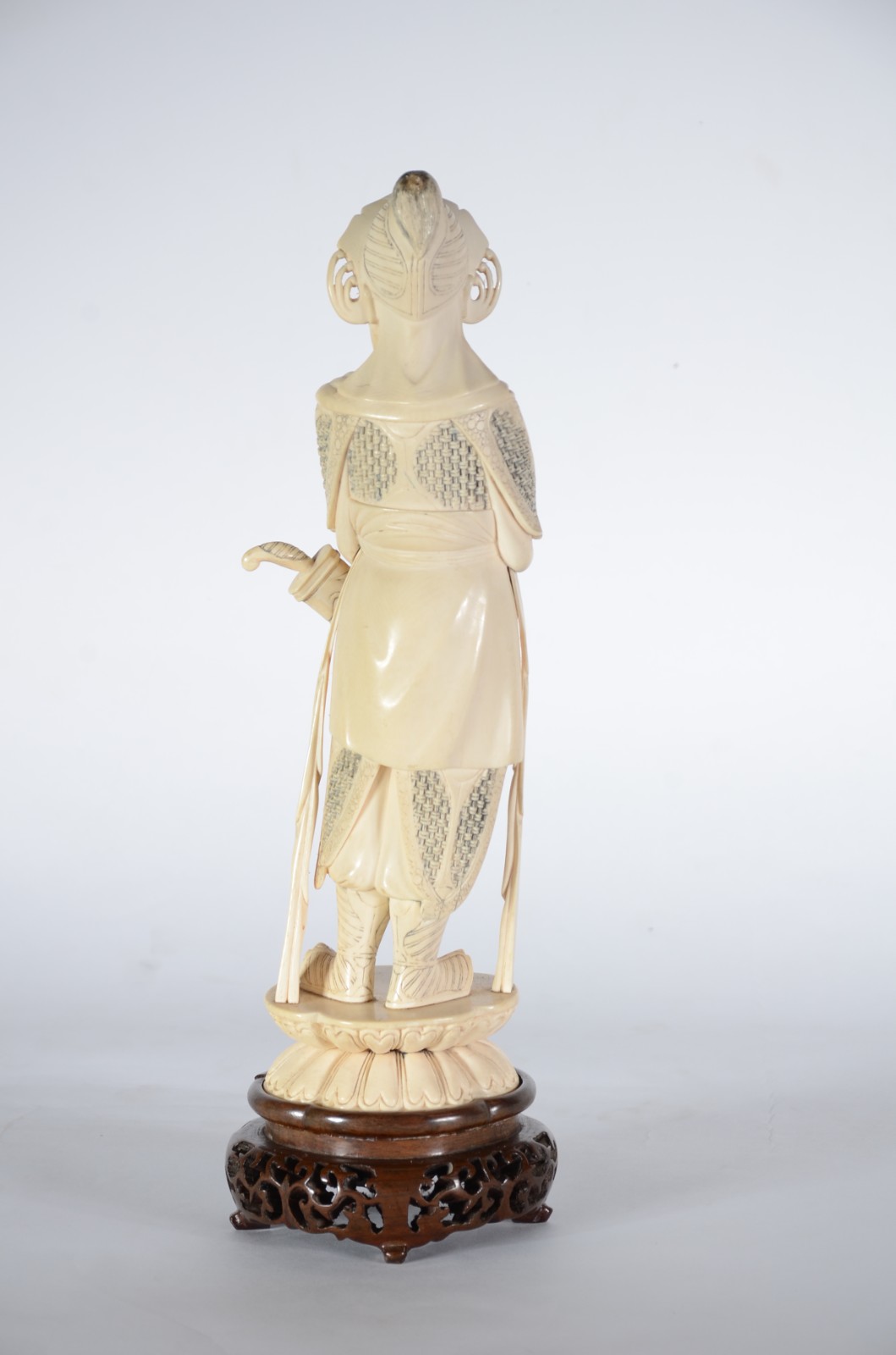 Belíssima estatueta de marfim representando Guerreiro oriental... - foto 2 de 7