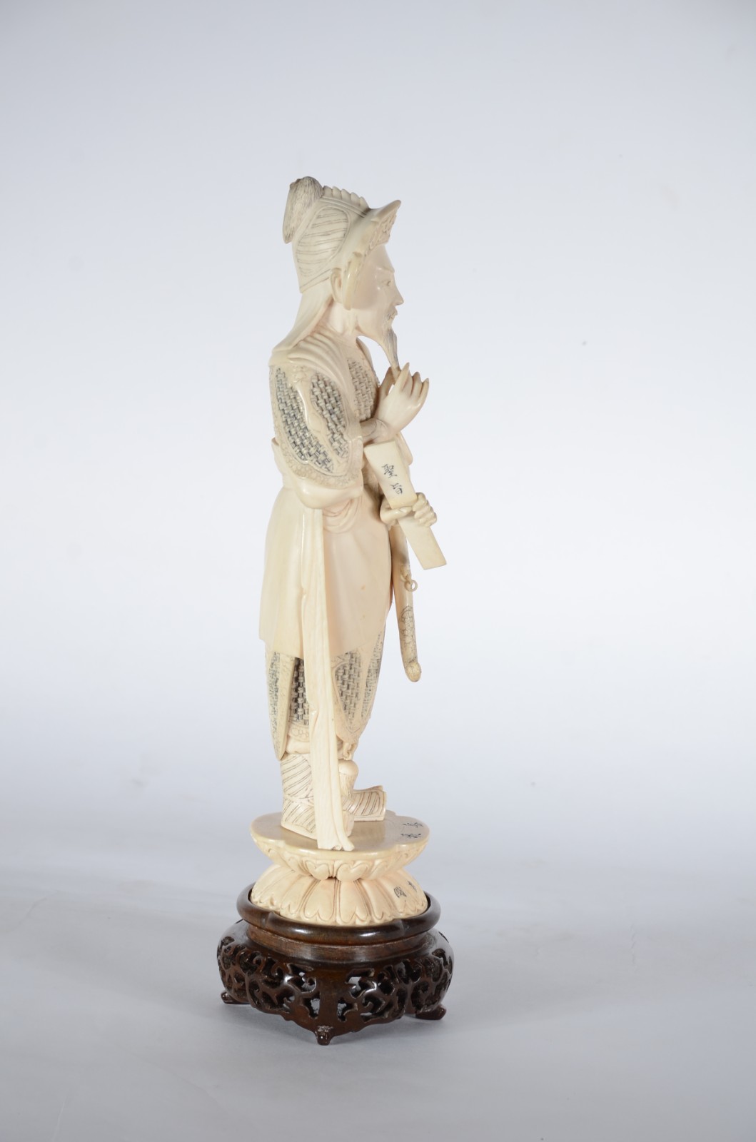 Belíssima estatueta de marfim representando Guerreiro oriental... - foto 4 de 7
