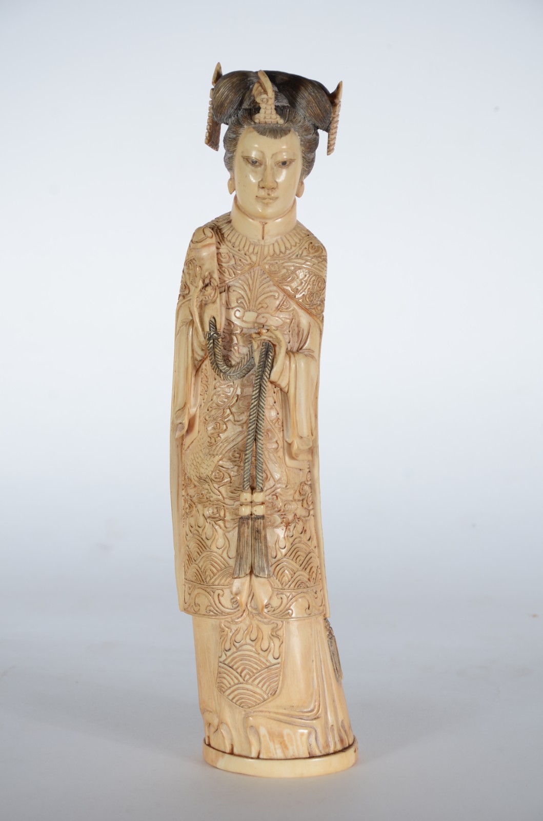 Escultura de marfim japones representando imperatriz. Assinado e... - foto 1 de 5