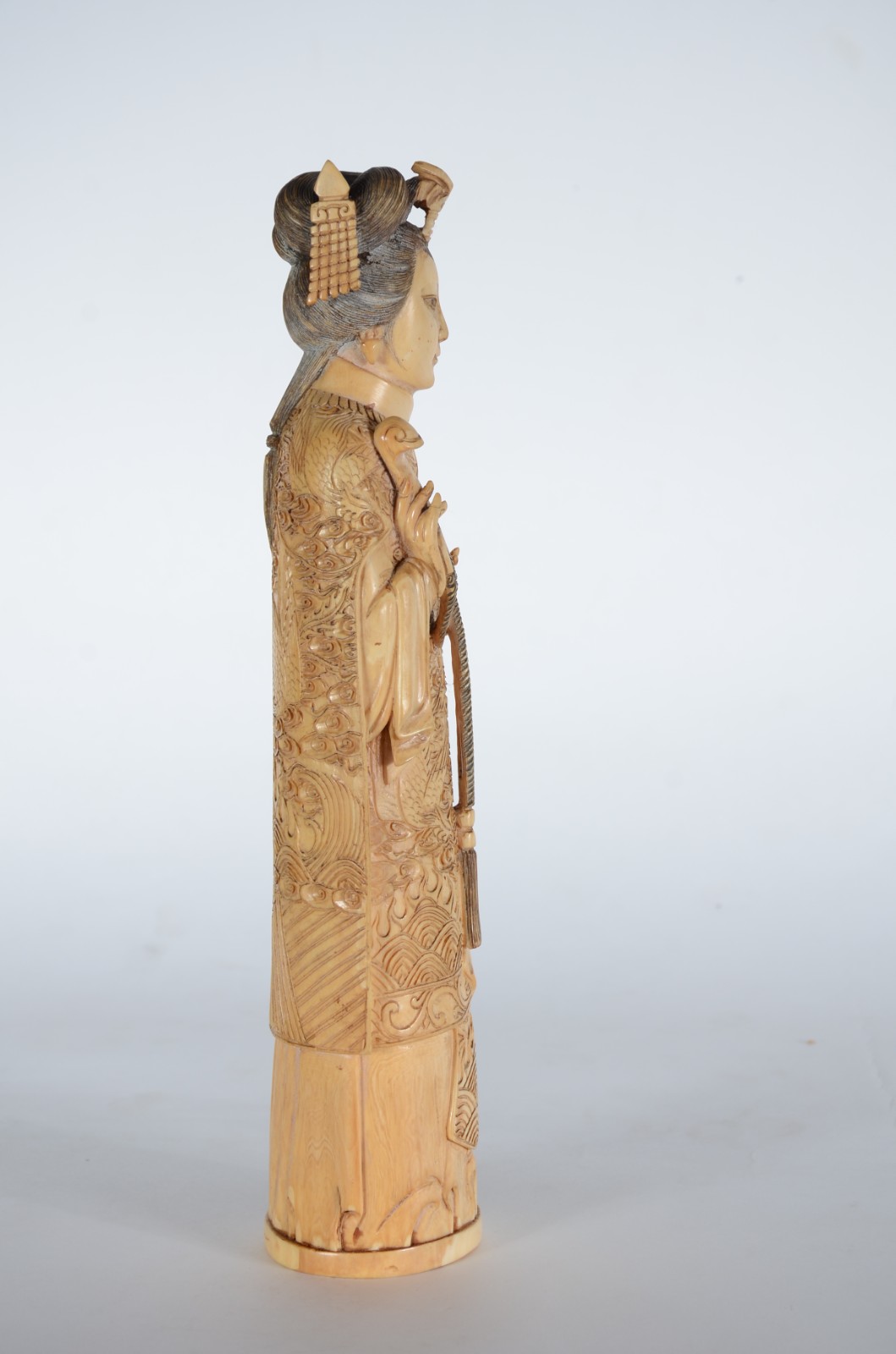 Escultura de marfim japones representando imperatriz. Assinado e... - foto 2 de 5