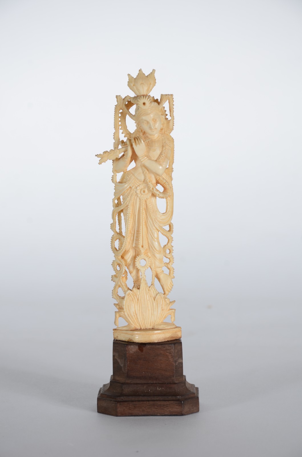 Figura indiana esculpida em marfim, base de madeira. - foto 1 de 5