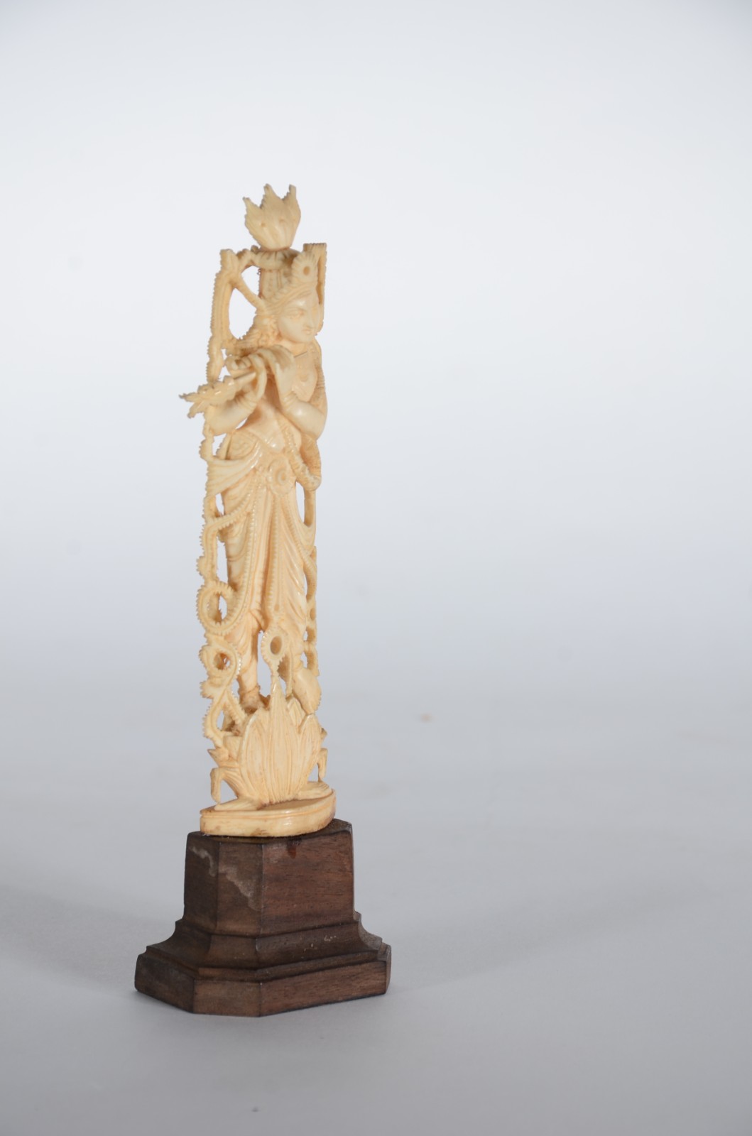 Figura indiana esculpida em marfim, base de madeira. - foto 2 de 5