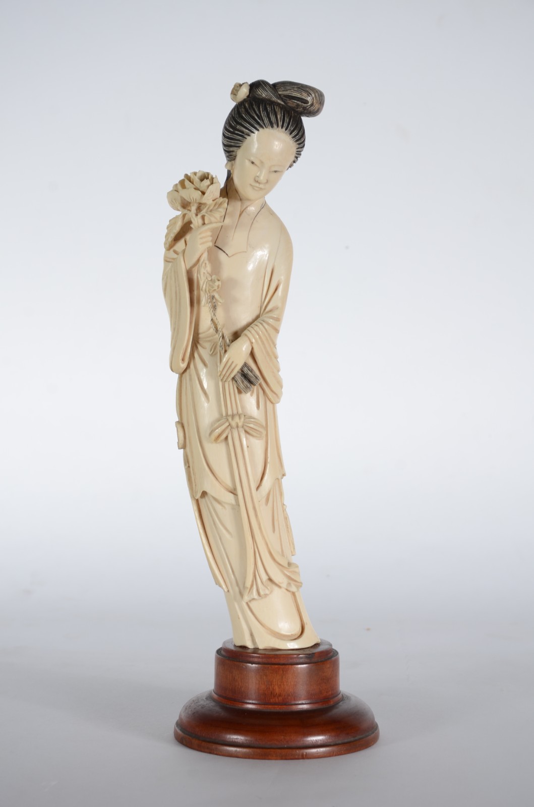 Escultura de marfim representando Gueixa com flores, base de madeira. - foto 1 de 7