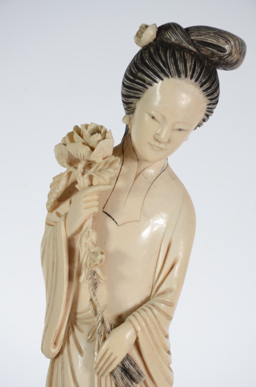 Escultura de marfim representando Gueixa com flores, base de madeira. - foto 3 de 7