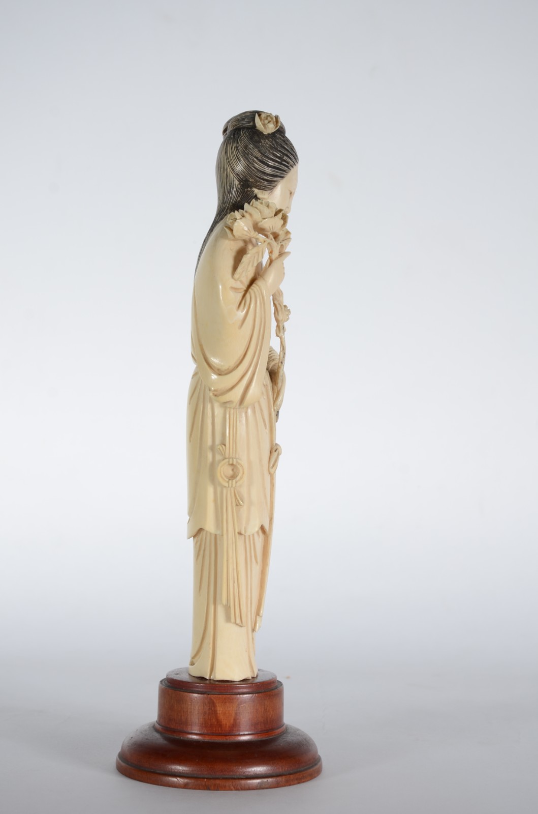 Escultura de marfim representando Gueixa com flores, base de madeira. - foto 4 de 7