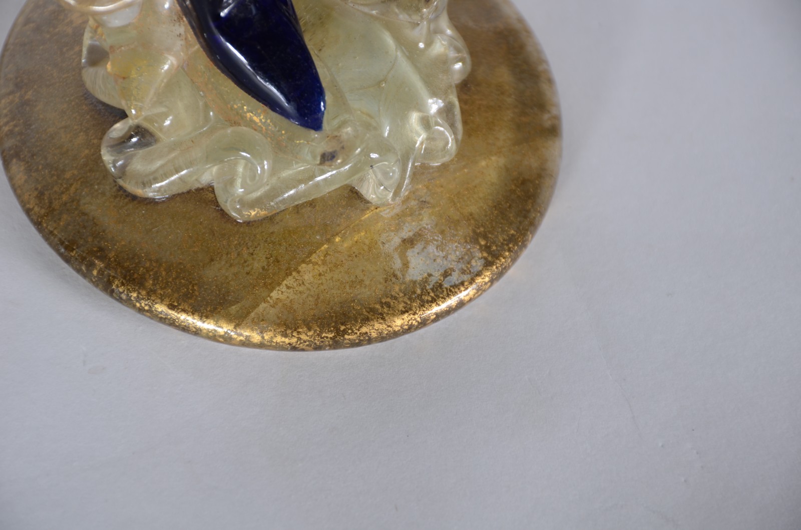 Figura de vidro de murano veneziano com pó de ouro. Base trincada e... - foto 6 de 7