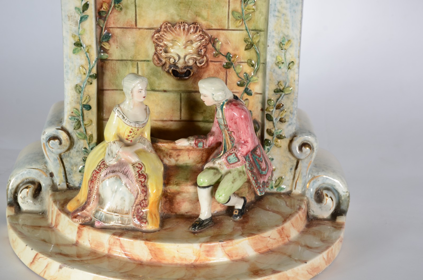 Relógio de mesa de cerâmica representando casal de fidalgos na fonte... - foto 2 de 10