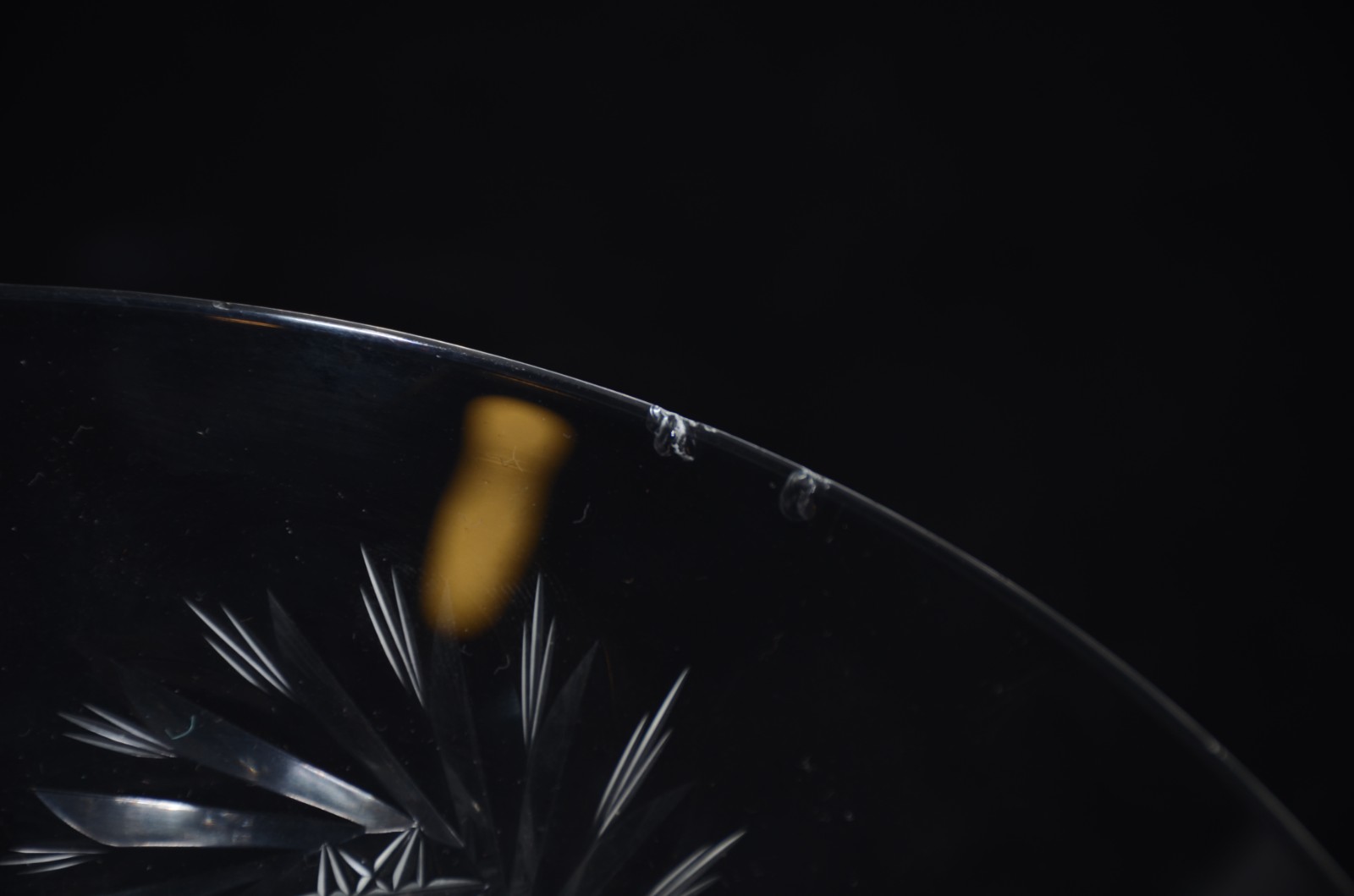 Duas fruteiras de cristal lapidado, sendo uma de pé alto. Bicados. - foto 4 de 4