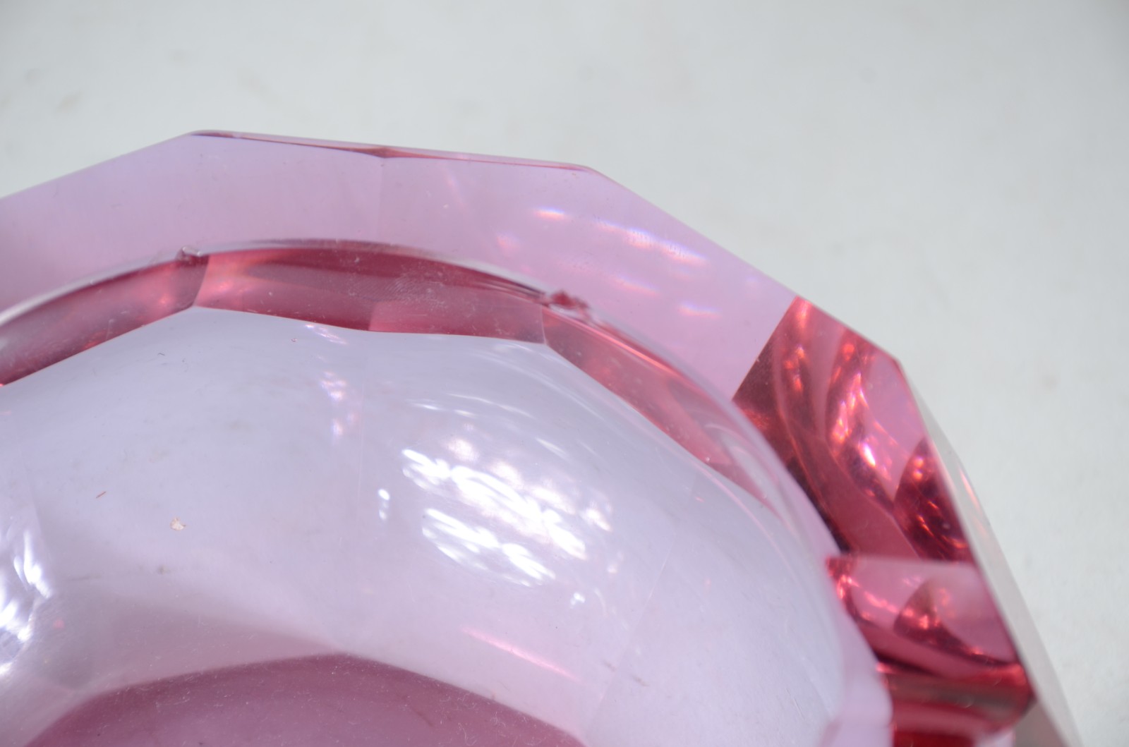 Duas peças de cristal, sendo: cinzeiro facetado na cor lilás e... - foto 4 de 7