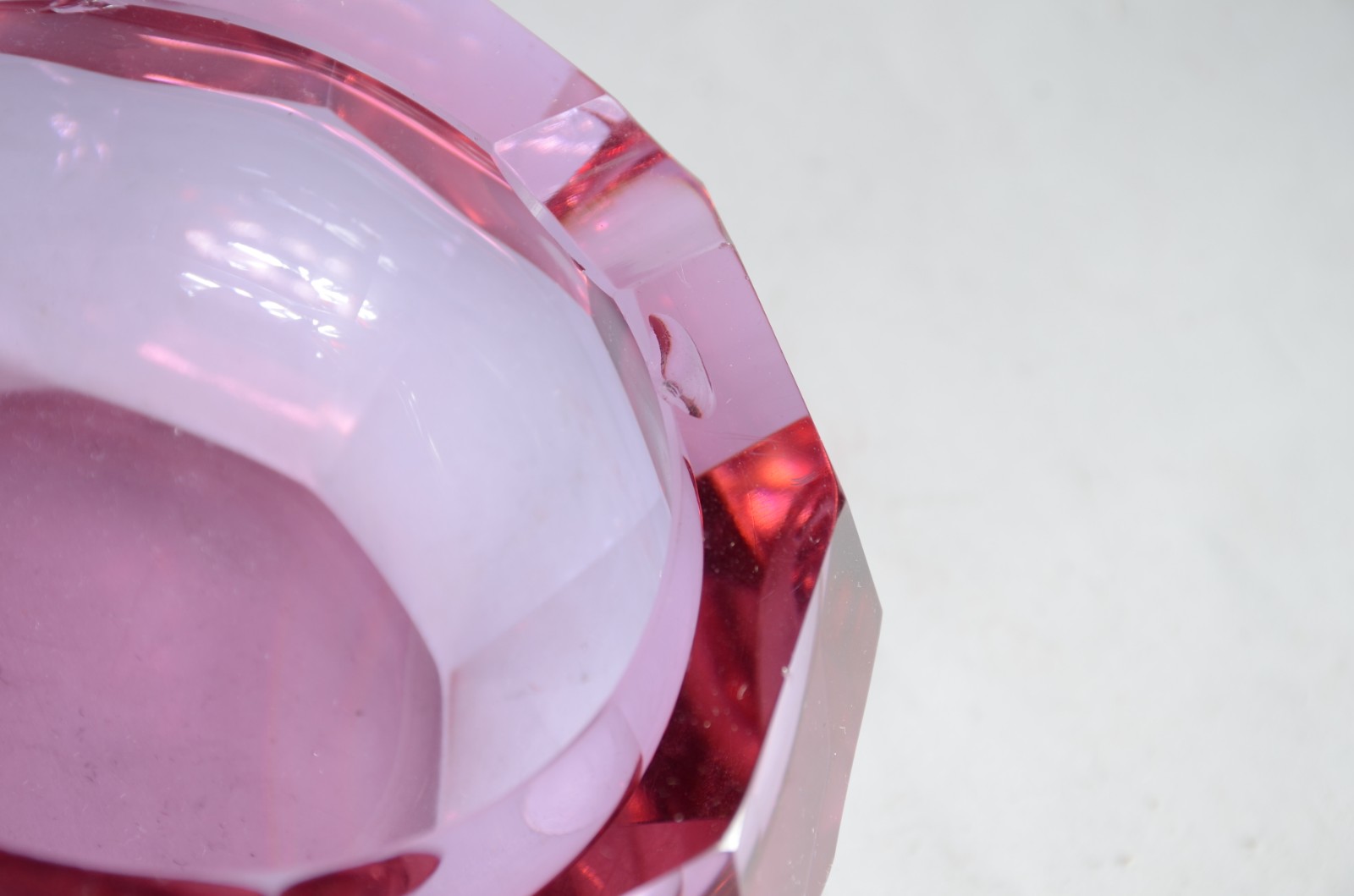 Duas peças de cristal, sendo: cinzeiro facetado na cor lilás e... - foto 5 de 7