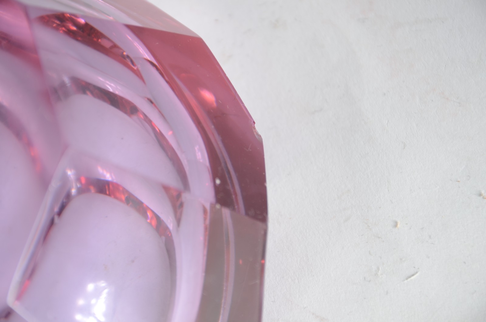 Duas peças de cristal, sendo: cinzeiro facetado na cor lilás e... - foto 7 de 7