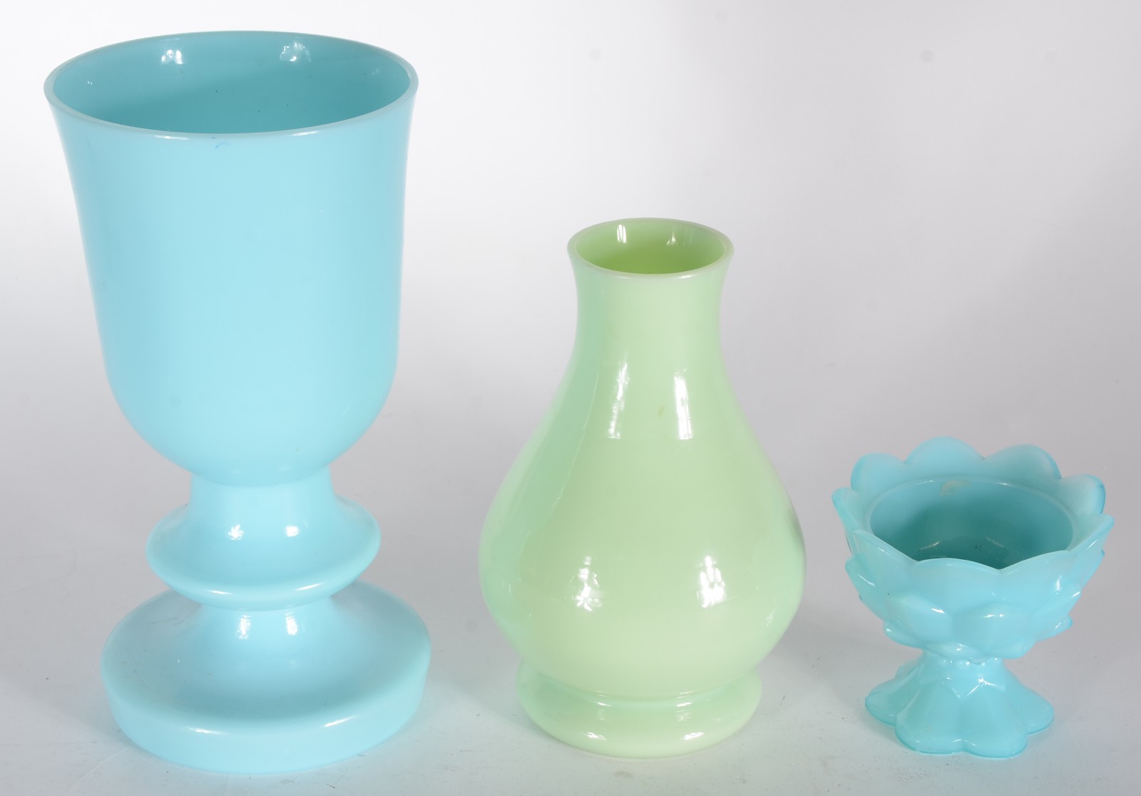 Três vasos de opalina, sendo dois na cor azul e um verde. - foto 1 de 3