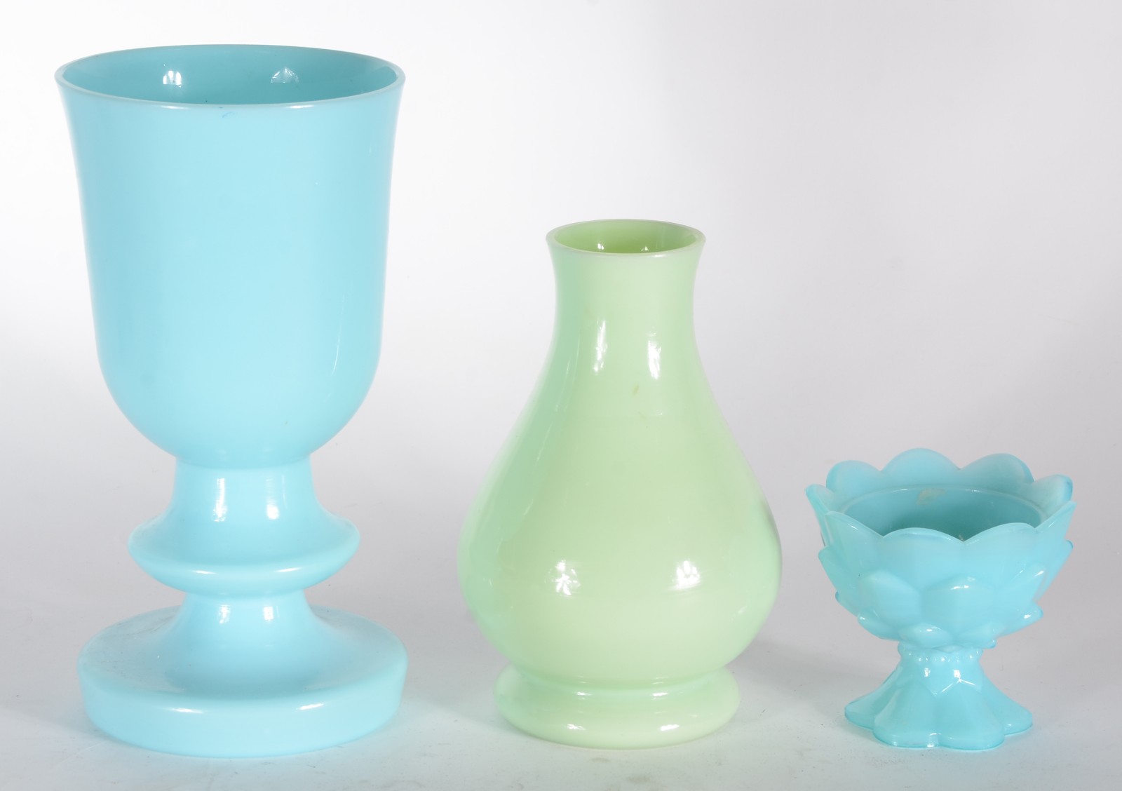 Três vasos de opalina, sendo dois na cor azul e um verde. - foto 2 de 3
