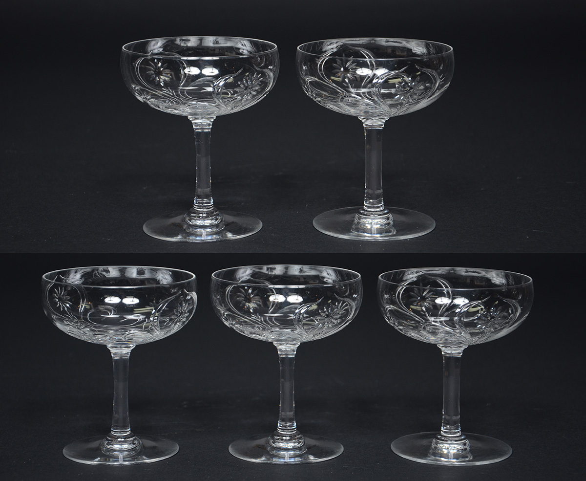 Cinco taças de cristal para champagne.