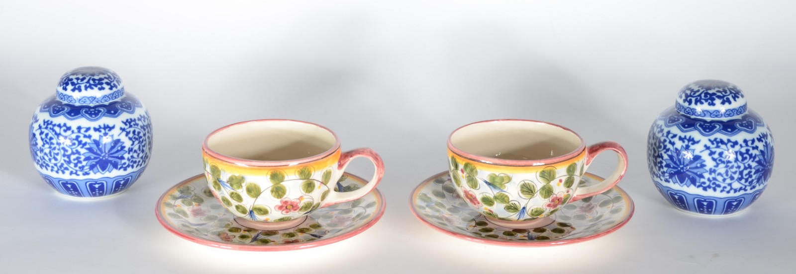 Diversas peças, sendo: dois potiches de porcelana azul e branco; e, 2... - foto 1 de 6