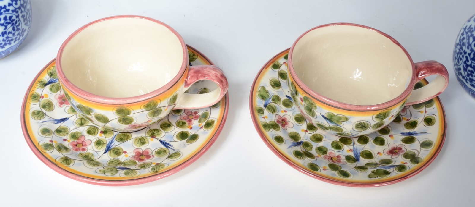 Diversas peças, sendo: dois potiches de porcelana azul e branco; e, 2... - foto 2 de 6