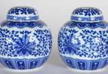 Diversas peças, sendo: dois potiches de porcela... - Diversas peças, sendo: dois potiches de porcelana azul e branco; e, 2 xícaras com pires para consome de cerâmica Luis Salvador. Total: 4 peças.