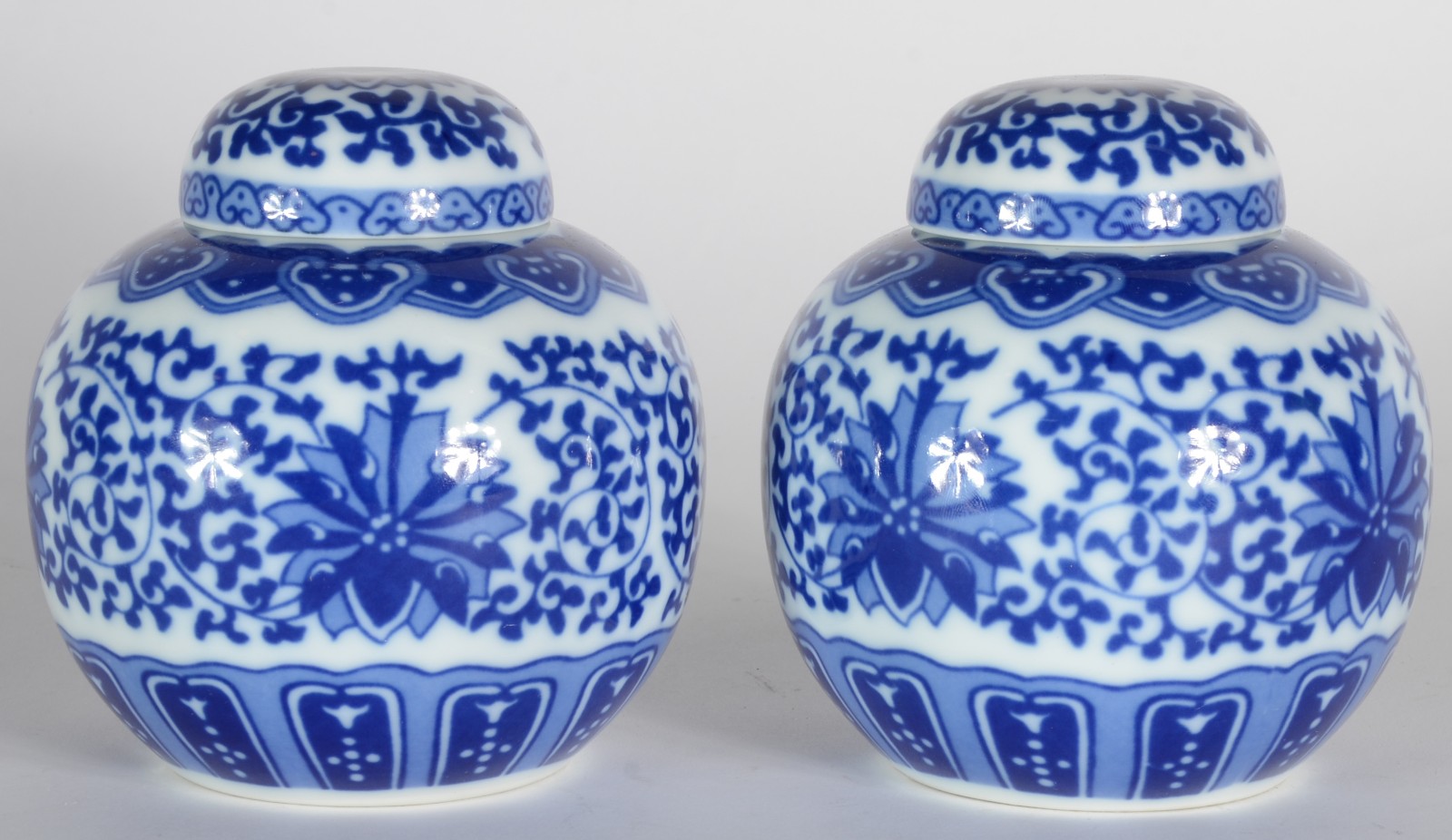 Diversas peças, sendo: dois potiches de porcelana azul e branco; e, 2... - foto 4 de 6