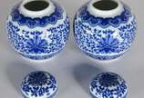Diversas peças, sendo: dois potiches de porcela... - Diversas peças, sendo: dois potiches de porcelana azul e branco; e, 2 xícaras com pires para consome de cerâmica Luis Salvador. Total: 4 peças.