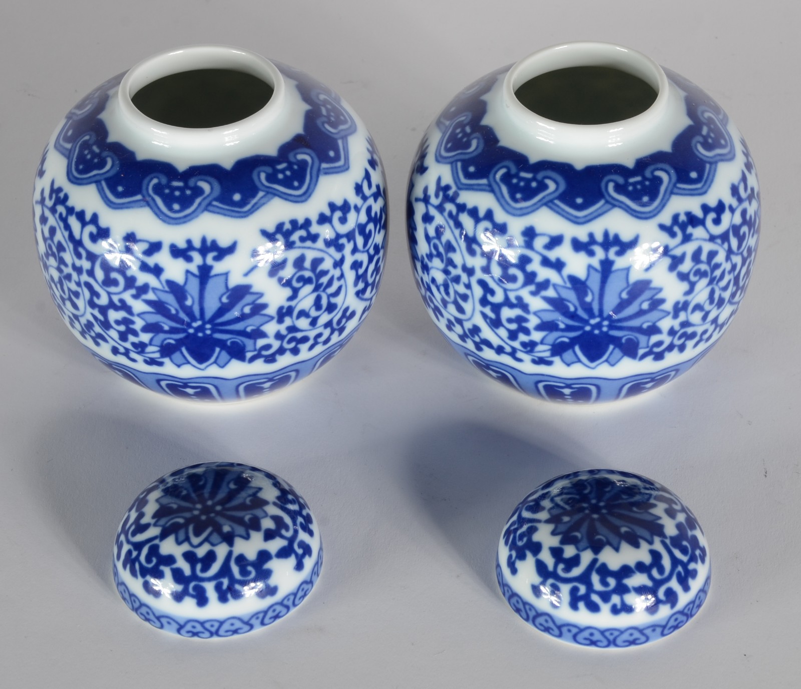Diversas peças, sendo: dois potiches de porcelana azul e branco; e, 2... - foto 5 de 6