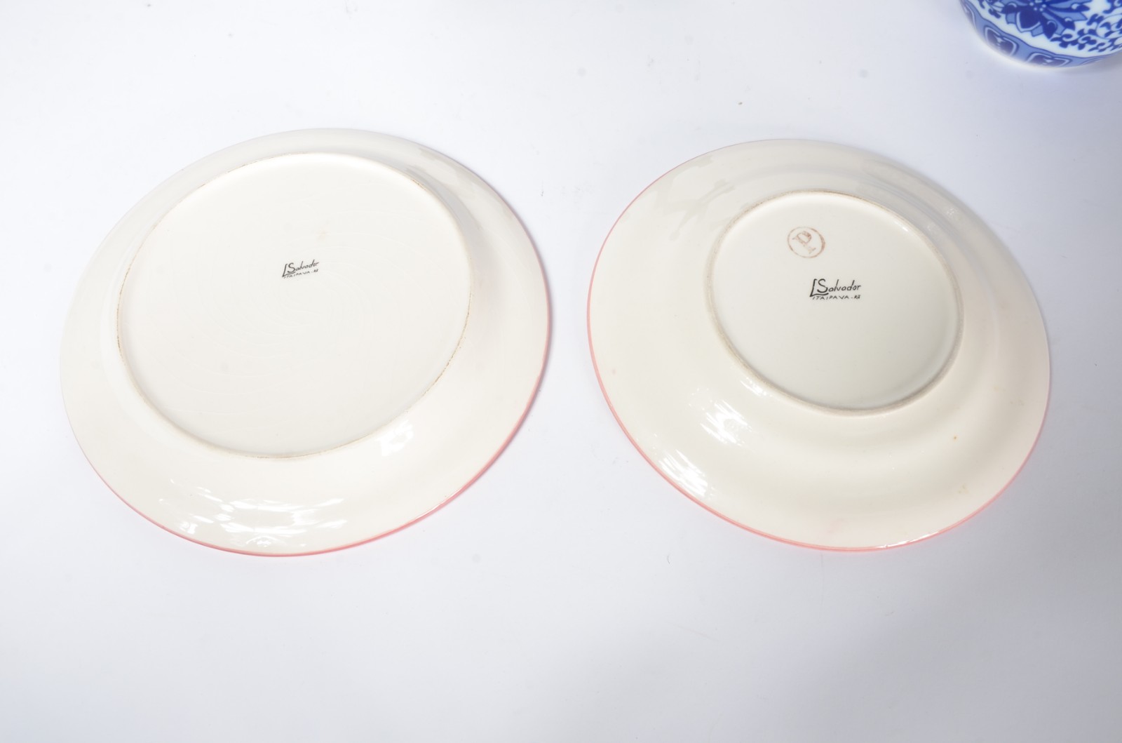 Diversas peças, sendo: dois potiches de porcelana azul e branco; e, 2... - foto 6 de 6