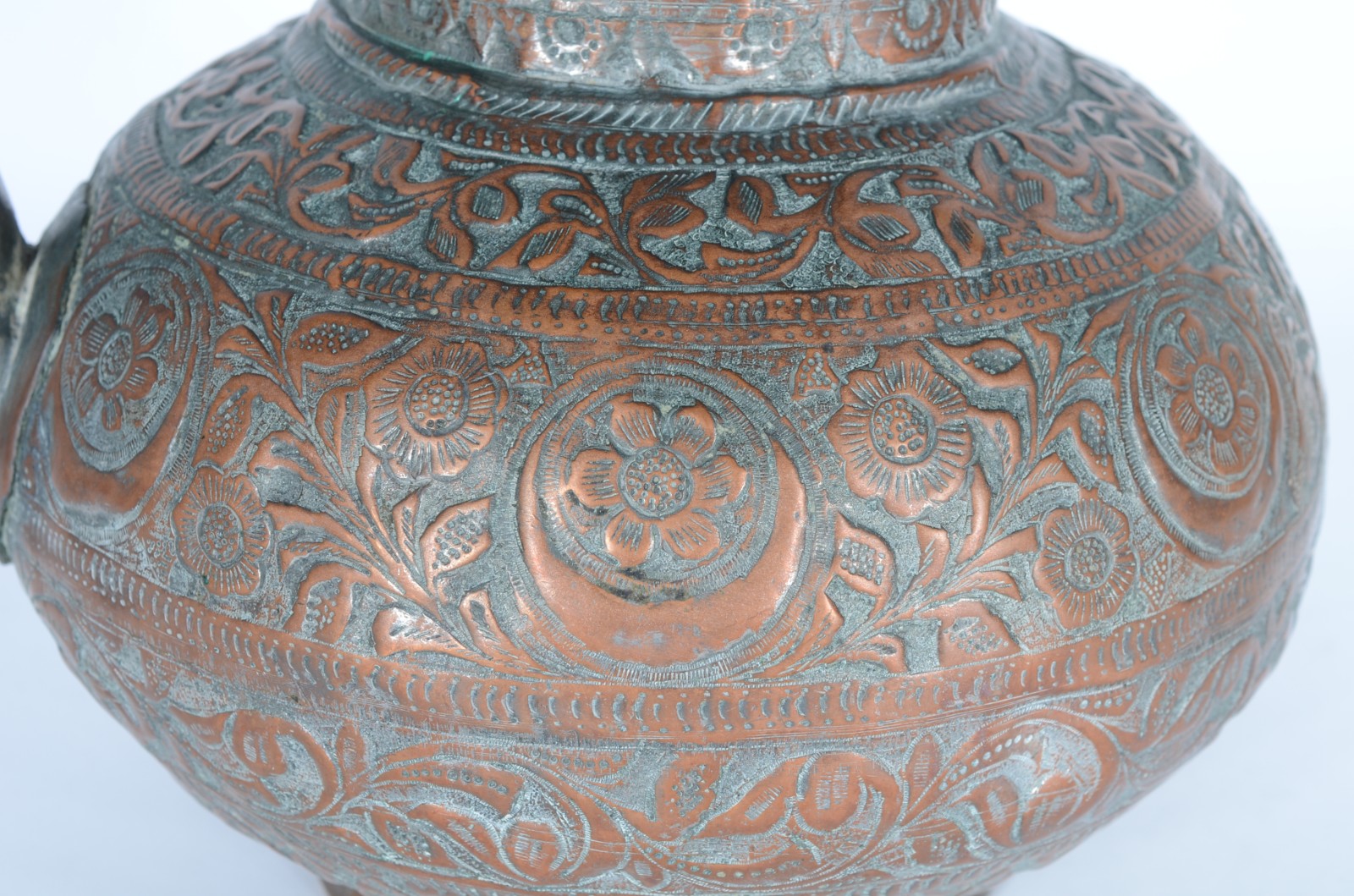 Antigo bule de cobre oriental com trabalho em relevo, base de madeira. - foto 4 de 7