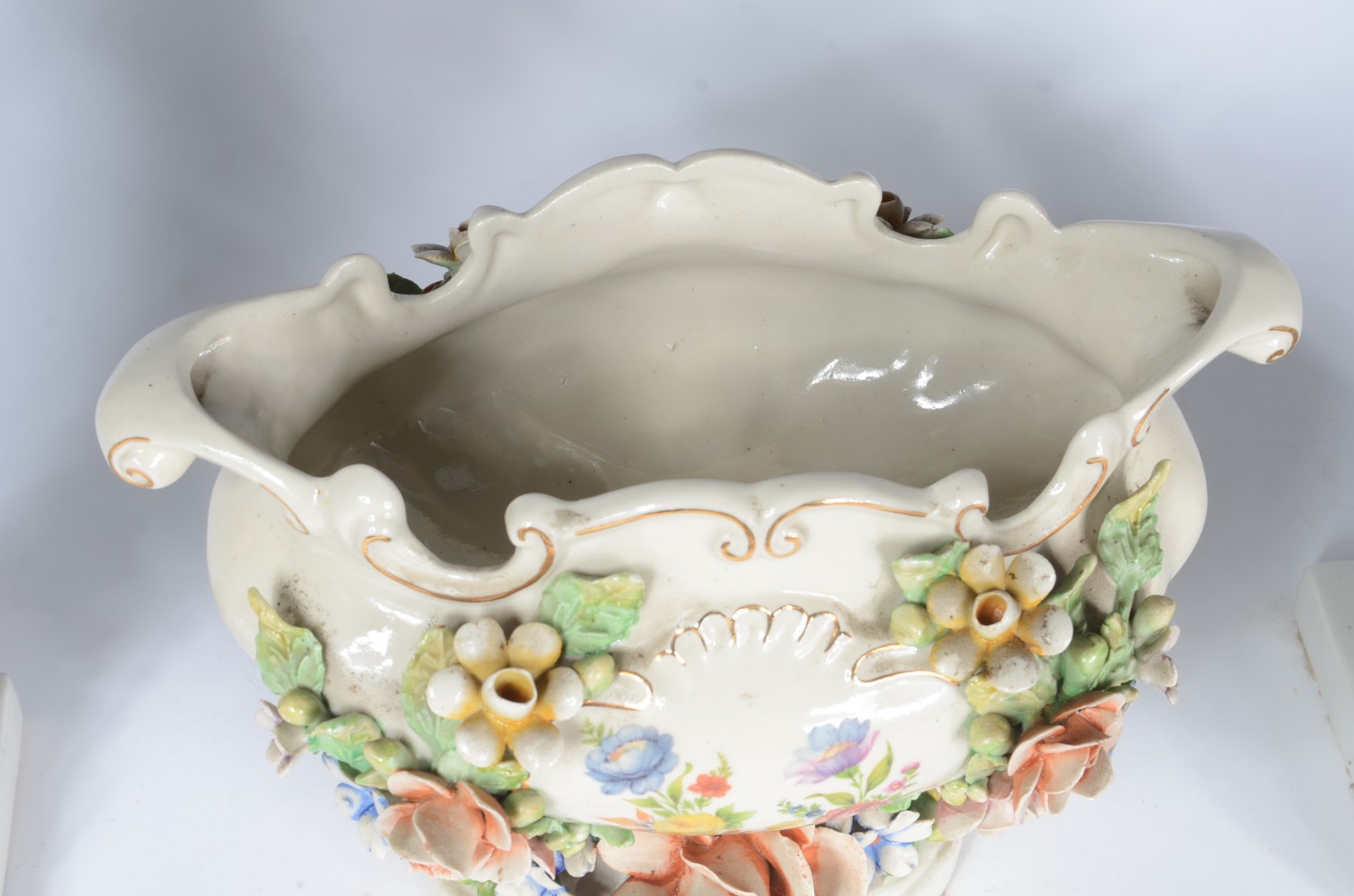 Terno de porcelana europeia, composto de par de ânforas e centro de... - foto 7 de 7