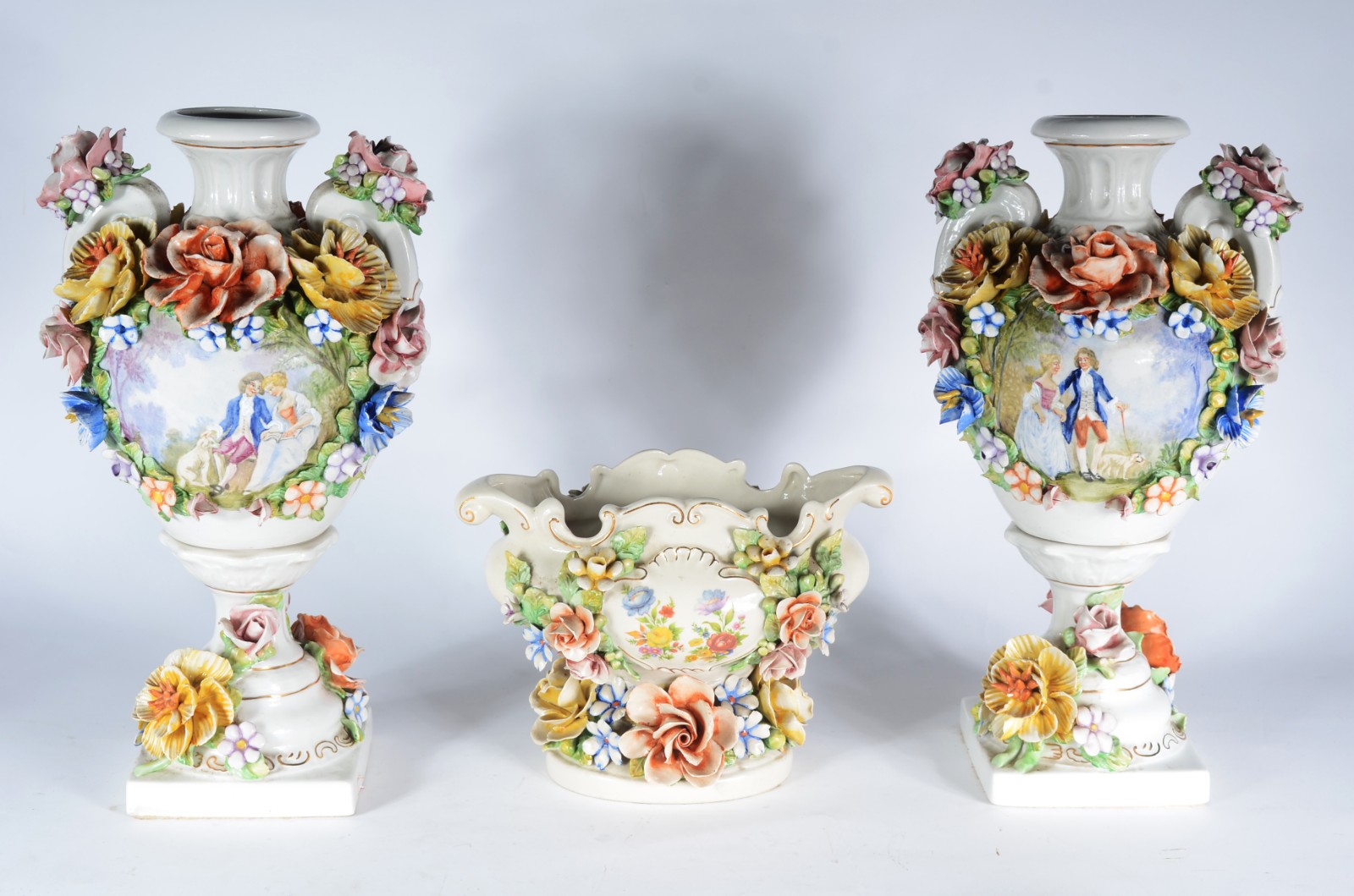 Terno de porcelana europeia, composto de par de ânforas e centro de... - foto 1 de 7