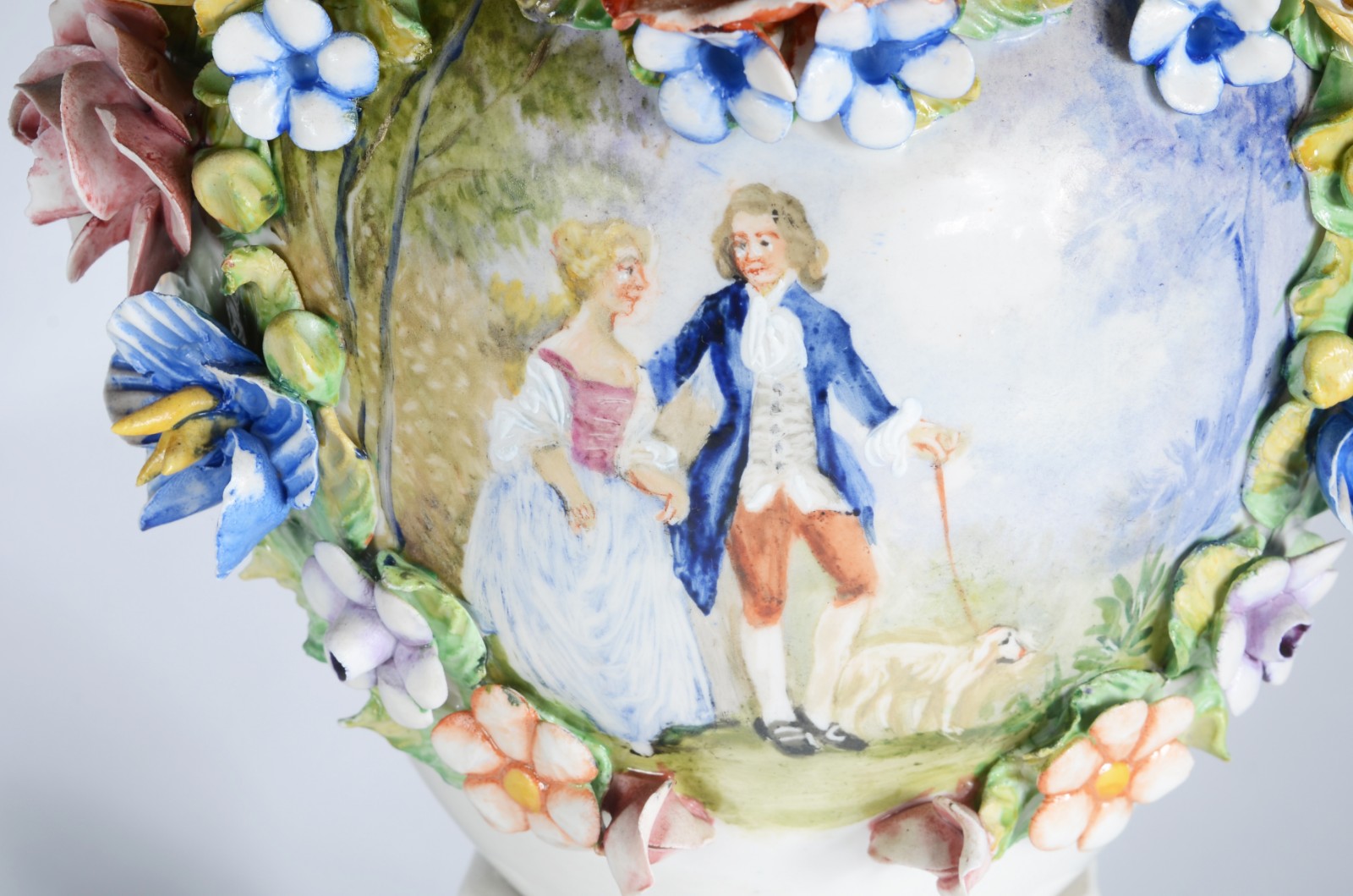 Terno de porcelana europeia, composto de par de ânforas e centro de... - foto 3 de 7