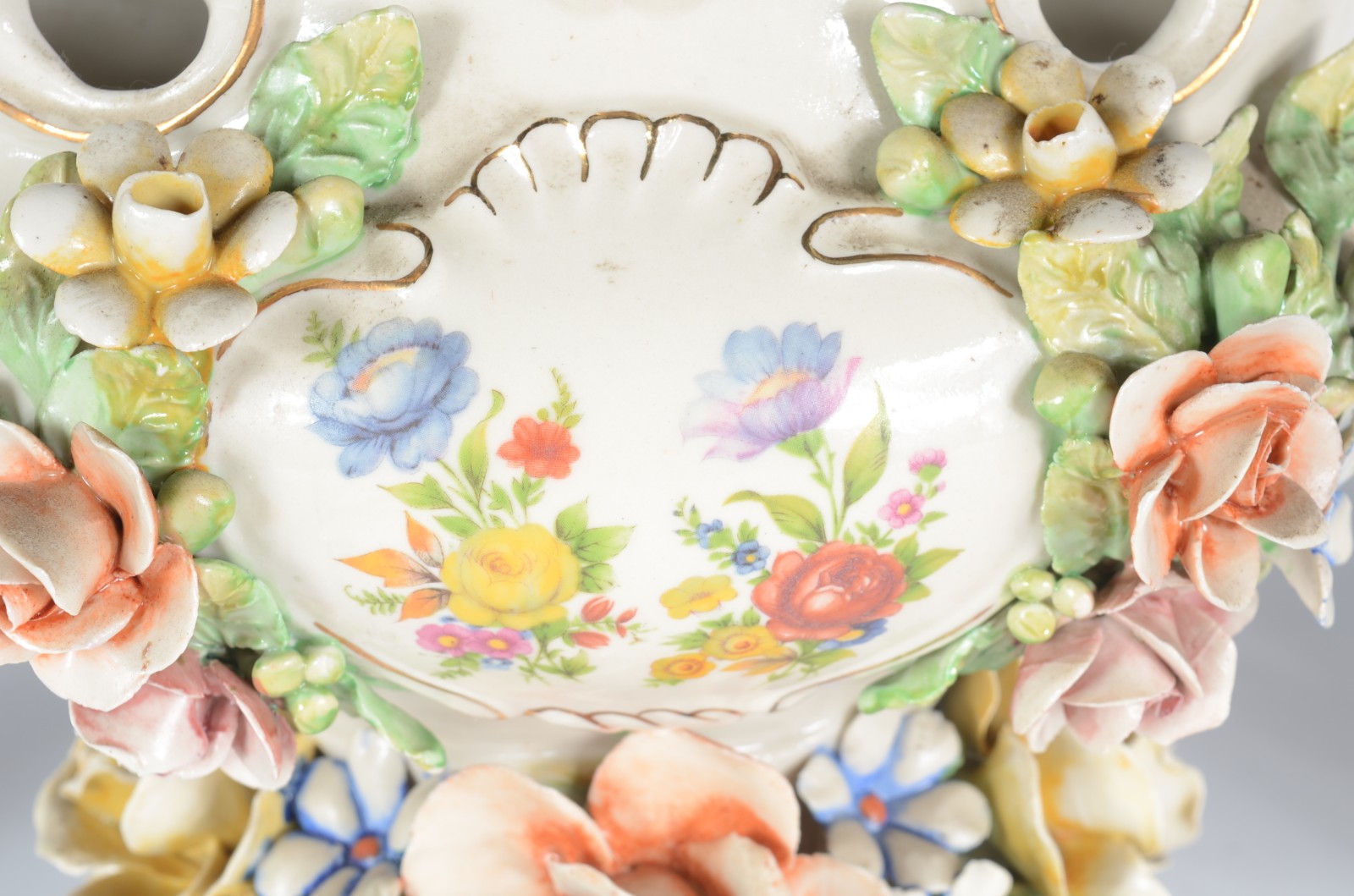 Terno de porcelana europeia, composto de par de ânforas e centro de... - foto 4 de 7