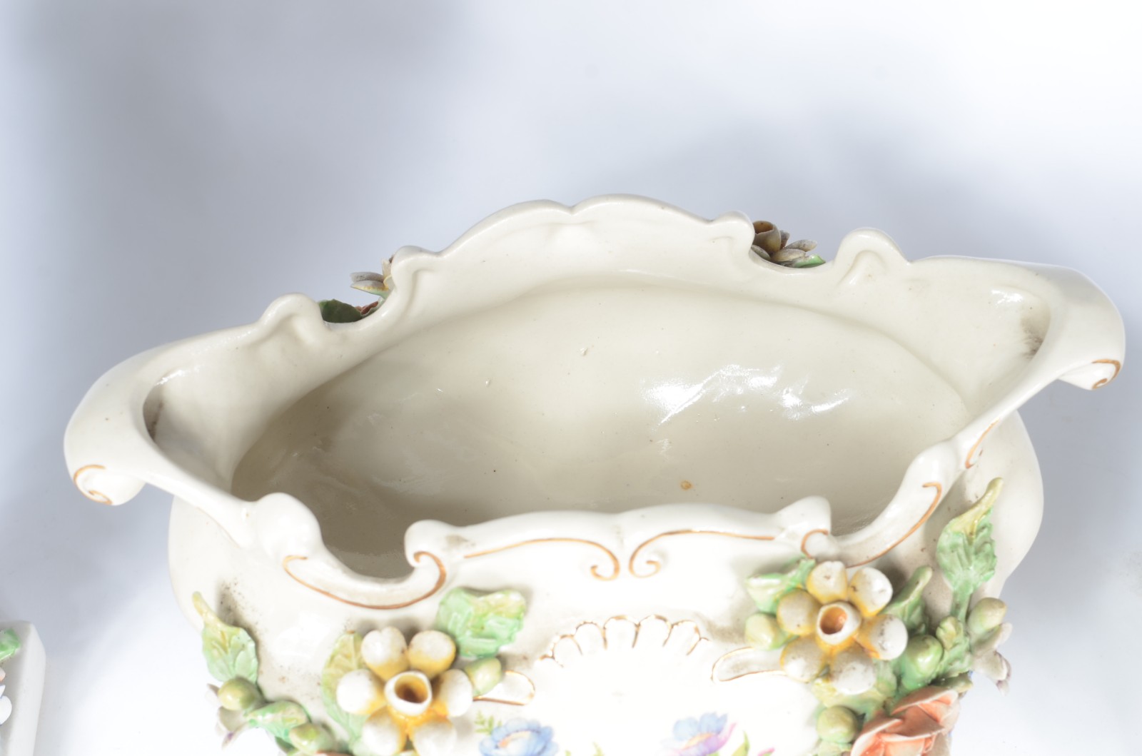 Terno de porcelana europeia, composto de par de ânforas e centro de... - foto 5 de 7