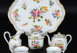 Tête-à-tête de porcelana européia com flores em... - Tête-à-tête de porcelana européia com flores em policromia . sendo, 2 xícaras com pires, bule, leiteira, açucareiro e presentoir. Total 6 peças 