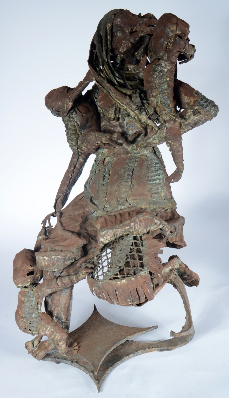 Grande escultura de latão representando figura com crianças. - foto 4 de 7