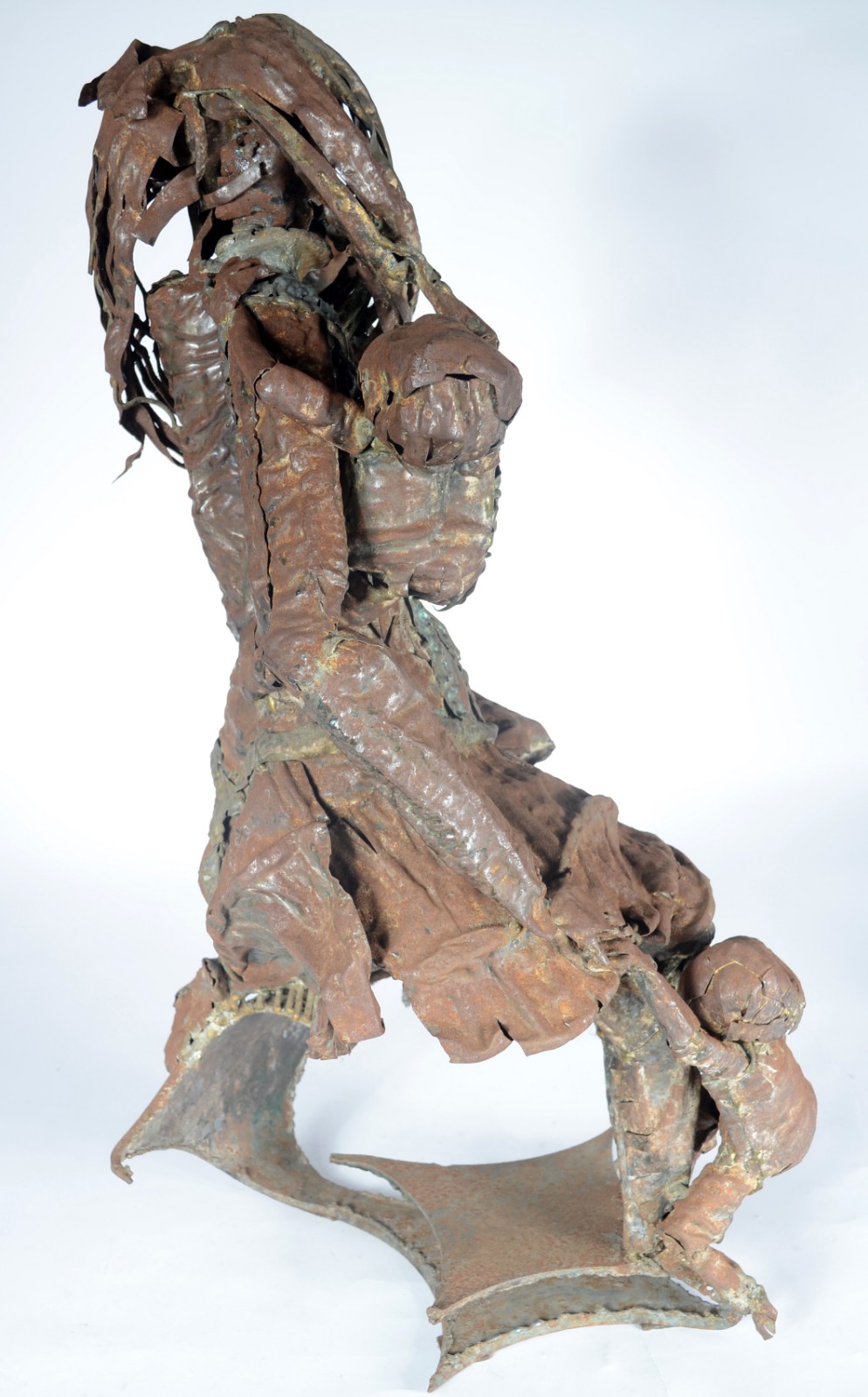 Grande escultura de latão representando figura com crianças. - foto 7 de 7