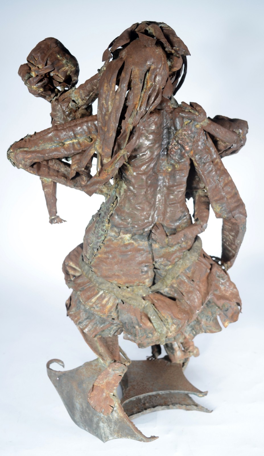 Grande escultura de latão representando figura com crianças. - foto 6 de 7