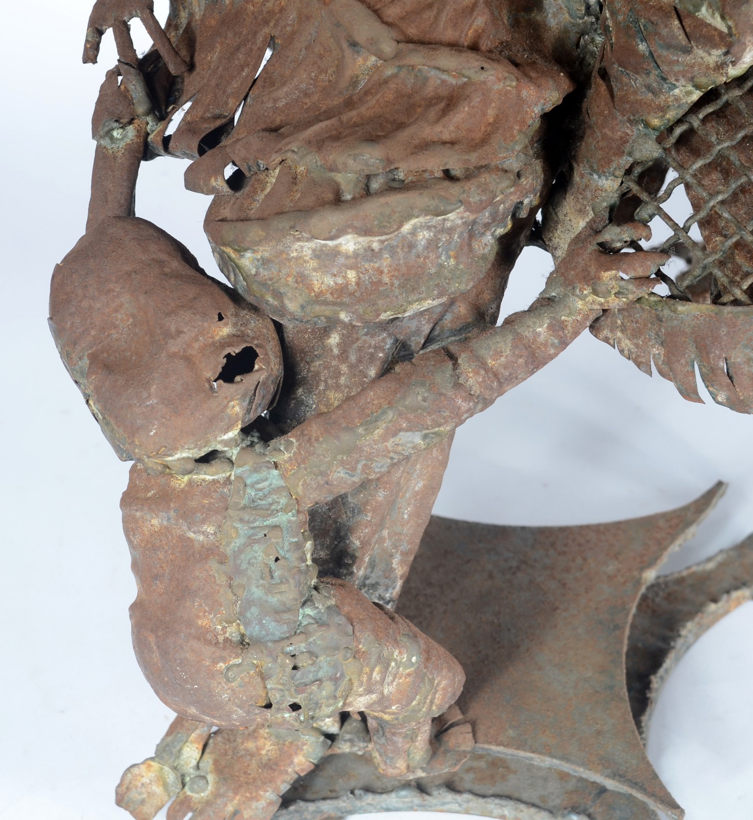 Grande escultura de latão representando figura com crianças. - foto 3 de 7